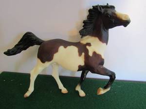 lot 12 image: Breyer Dos Seriven 1985 Pinto Prancing 10x8