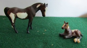 lot 22 image: Breyer Paint Mare & colt 1976   mare 3.5x2 colt 1.5x1