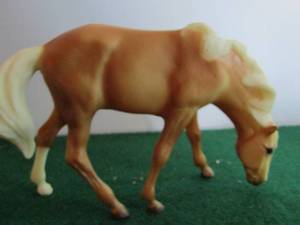 lot 21 image: Breyer Reeves Palomino grazing 6x4