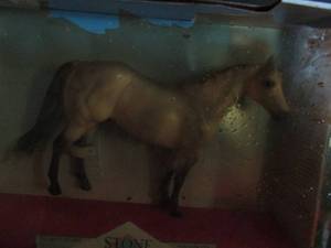 lot 26 image: Stone living Horse series BREEZE grey 12x8