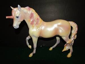 lot 36 image: Breyer Unicorn tip of horn broken 11x8