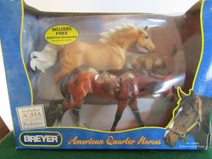 lot 39 image: Breyer American quarter horses #750102 Hollywood gold family 3 horses in box