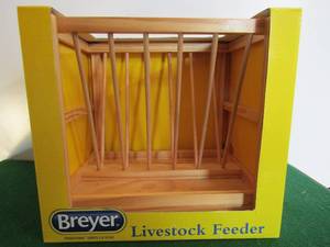lot 43 image: Breyer Livestock feeder #2058