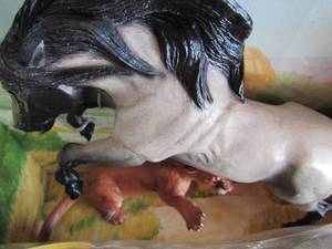 lot 47 image: Breyer Americas Wild Mustang #750201 Rearing blue roan stallion and Tawny cougar NIB