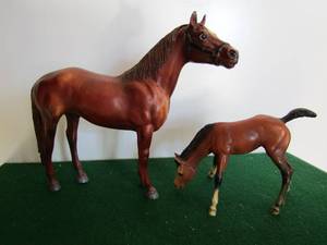 lot 49 image: Breyer quarter horse bay  & grazing foal dark bay