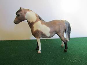 lot 57 image: Breyer hand painted Paint horse 6x7.5 2004