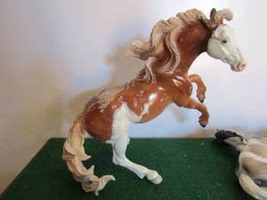 lot 61 image: Breyerfest palomino Tobiano gloss signed Hamnett 2008