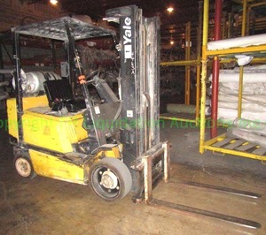 lot 4 image: Yale propane powered forklift model GLC050RFNUAE082