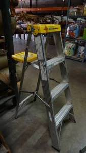 lot 23 image: Aluminum step ladder