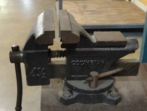 lot 30 image: Columbian 4.5 bench vise