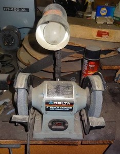 lot 32 image: Delta 6 bench grinder w light