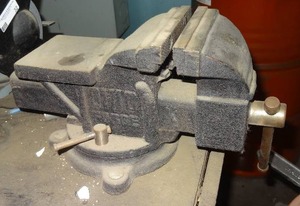lot 33 image: Ohio Forge 6 bench vise