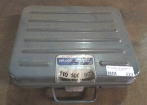 lot 220 image: Pelouze scale, Model P250S