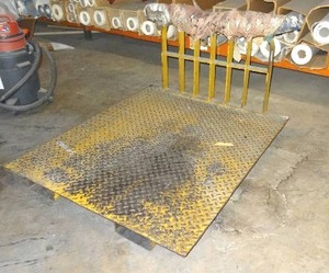 lot 226 image: Diamond plate steel Forklift platform