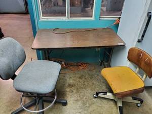 lot 219 image: Folding table & 2 chairs