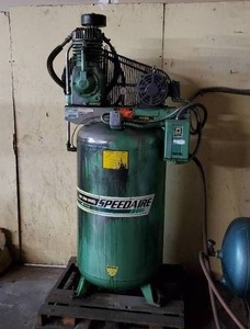 lot 262 image: Speedaire Cast Iron Series Model 5Z638, 5 HP, 3 phase air compressor