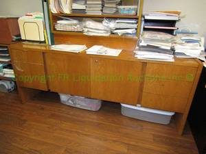 lot 673 image: Xception oak veneer credenza, 28 x 72 x 20