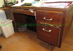 lot 665 image: Retro walnut veneer desk, 29  x 59 x 31