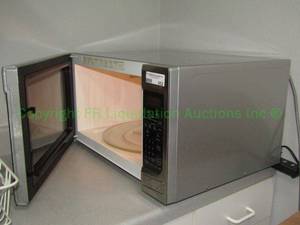 lot 652 image: LG microwave oven model LRM2060ST
