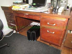 lot 639 image: Retro maple veneer base laminate top desk, 29 x 59 x 31