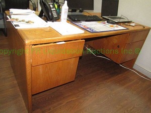 lot 624 image: Oak veneer double pedestal desk, 28 x 66 x 35