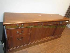 lot 607 image: Walnut veneer credenza, 29 x 69 x 20