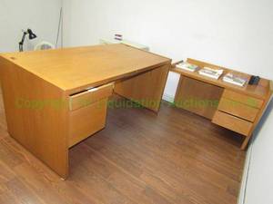 lot 608 image: Oak veneer single pedestal desk and return, 29 x 60 x 30