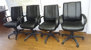 lot 699 image: Lot of 4 office chairs