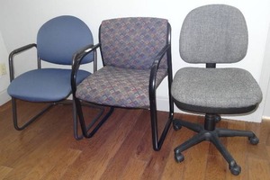 lot 713 image: Lot of 3 office chairs