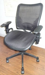 lot 720 image: Ergonomic rolling desk chair w lumbar support