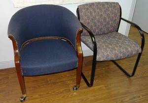 lot 717 image: Lot of 2 office chairs