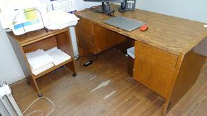 lot 718 image: Wooden desk w rolling shelf