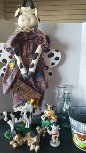 lot 101 image: Cow and Farmhouse Dcor(Figurines, Cast Iron, and more)