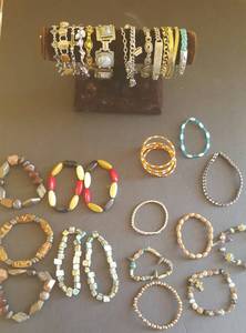 lot 7 image: Generous Quantity of Fashion Bracelets