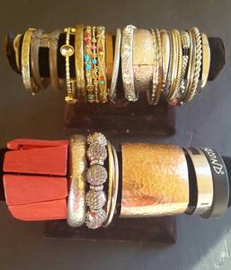 lot 12 image: Generous Quantity of Bangle Bracelets
