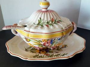 lot 113 image: Vintage Soup Tureen with Lid, Ladle, and Tray. Made In Italy