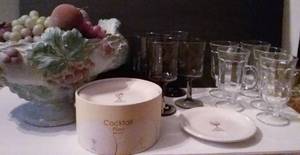 lot 34 image: Wine Theme Dcor, plus glasses and snack plates