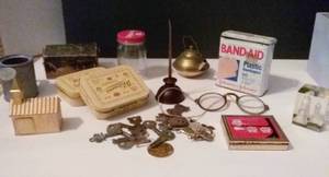 lot 39 image: Shoebox full of various vintage smalls, eyeglasses, tins, keys, and more