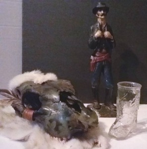 lot 50 image: Western Dcor with Handpainted Camo Skull and Fur