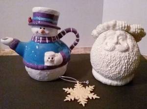 lot 82 image: Snowman Teapot and Santa Jar with Lid