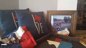 lot 141 image: Tx Dcor(shower curtain, pillows,signs, and more)