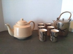 lot 153 image: Vintage Asian Teapot with Cups, Northland Teapot