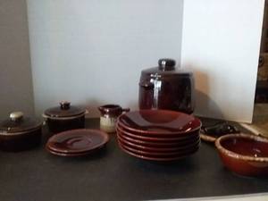 lot 154 image: Vintage West Bend Electric Bean Pot and Hull and McCoy Brown Glazed &amp more