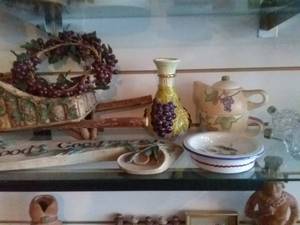 lot 164 image: Grape Dcor (teapot, vase, wagon, and more)