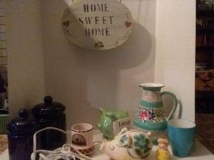 lot 181 image: Country Farmhouse Dcor (canisters, signs, and more)