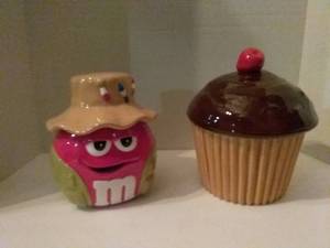 lot 182 image: 2 Cookie Jars (Red M&M, and Vintage Cupcake)