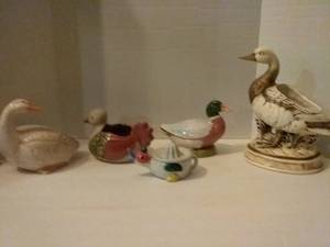 lot 191 image: 5 pc Duck Dcor(Vintage Juicer, Capodimonte Style Planter, &amp more)