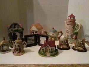 lot 204 image: European Cottage Themed Collectibles