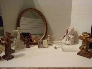 lot 213 image: Religious Catholic Dcor(Table Nightlight, Crosses, &amp More)
