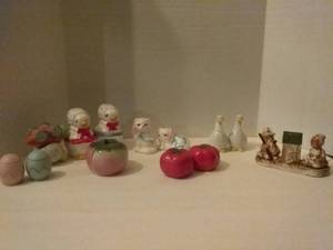 lot 232 image: 8 sets Vintage Salt & Pepper Shakers